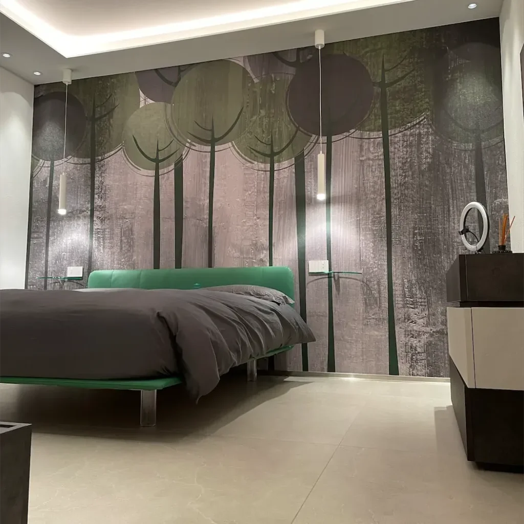camera da letto moderna, sullo sfondo una parete decorata con stampe di alberi