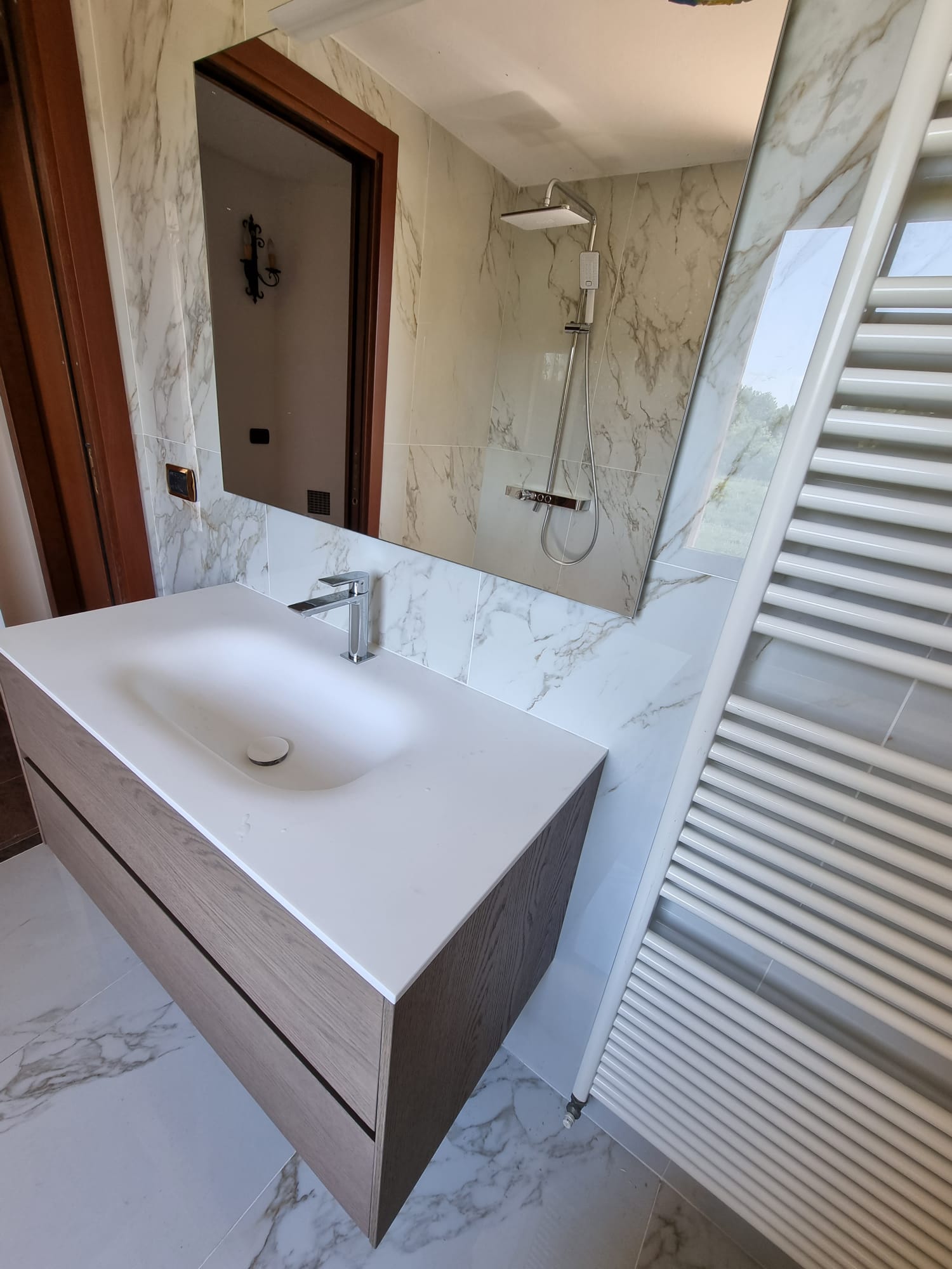 vista laterale del mobile da bagno moderno in legno
